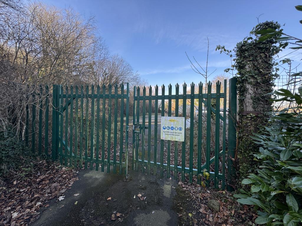 Lot: 39 - FREEHOLD LAND WITH POTENTIAL - Entrance onto land